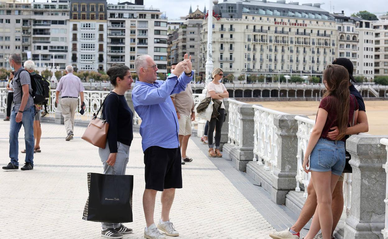 Turistas en el Paseo de la Concha de San Sebastián. 