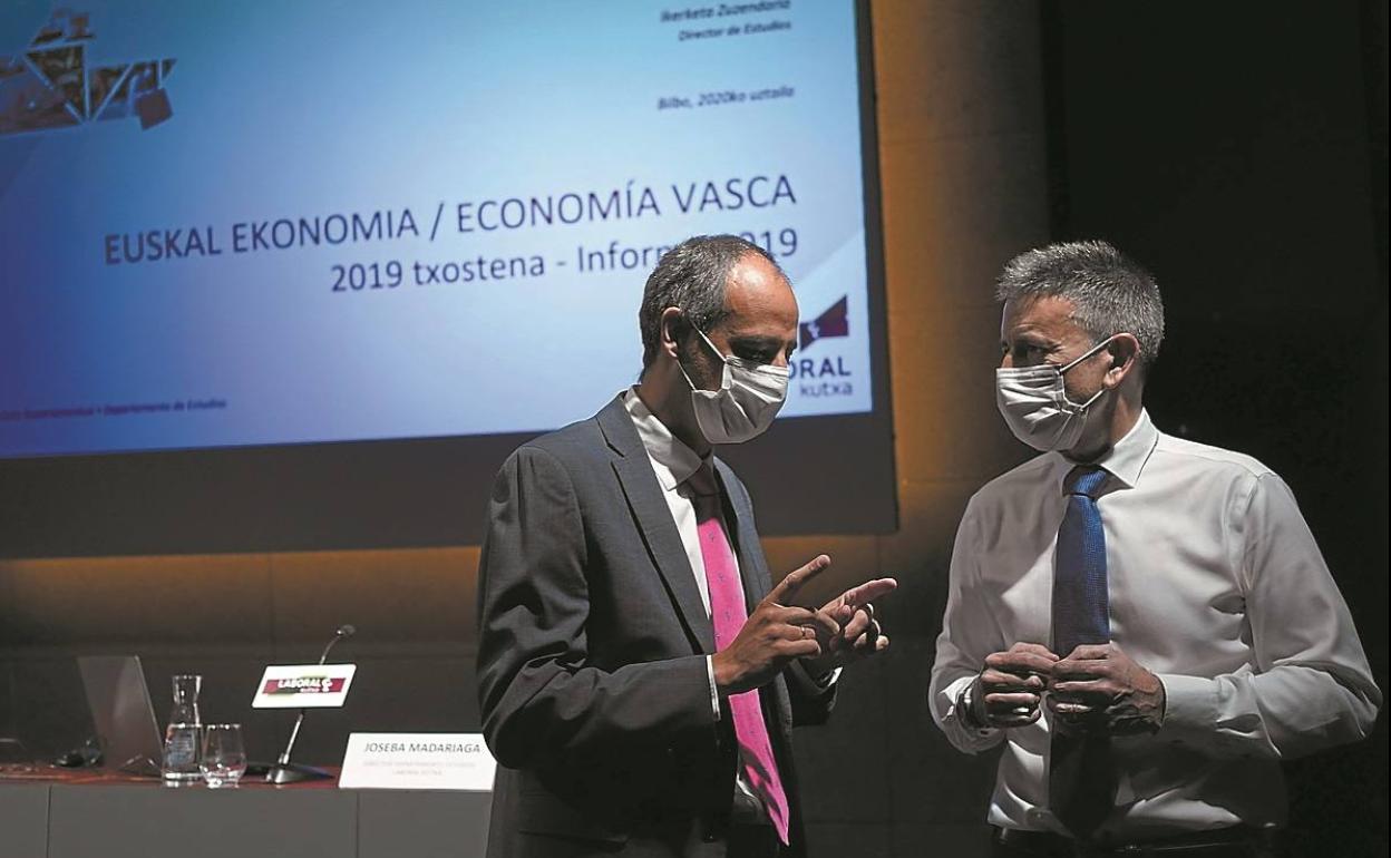 Ibon Urgoiti y Joseba Madariaga presentaron ayer el informe de Laboral Kutxa sobre la economía vasca.