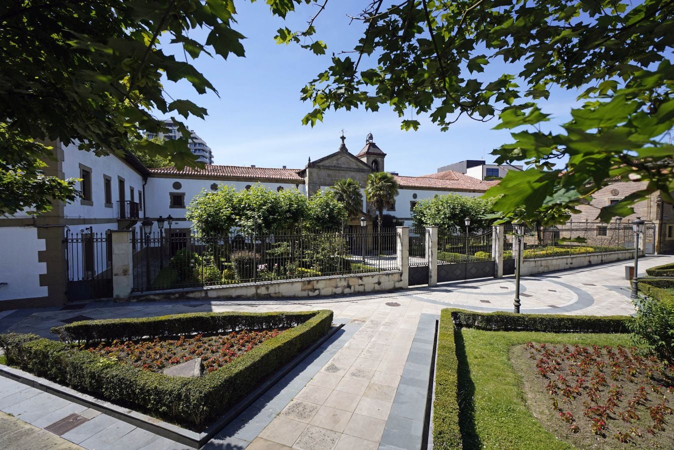 Lasarte-Oria. Ubicado estratégicamente entre las cuencas del Urumea y del Oria, formó parte de San Sebastián y después pasó a ser un barrio de Hernani. Es independiente desde 1986.