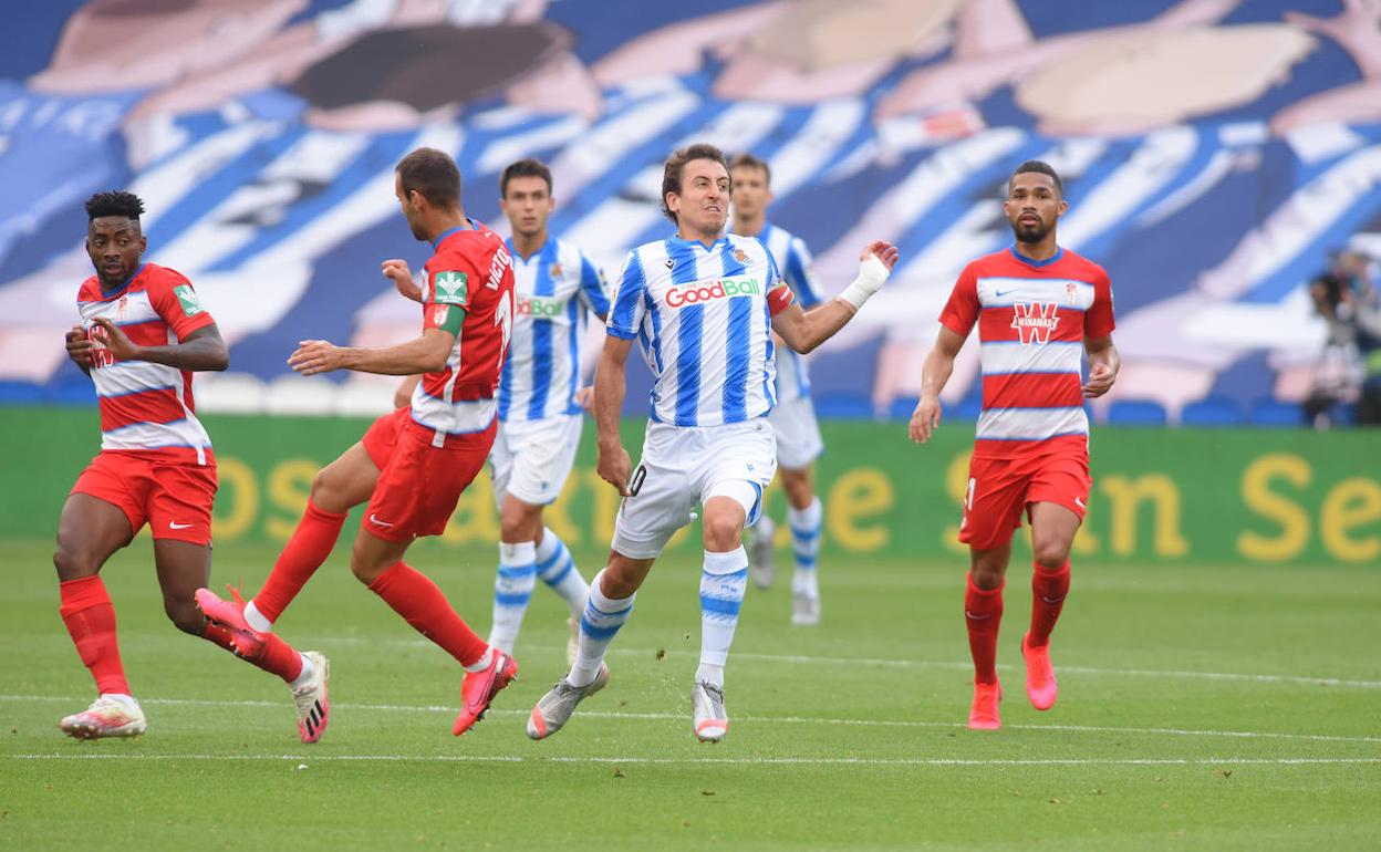 Mikel Oyarzabal lamenta un balón perdido ante el Granada. 