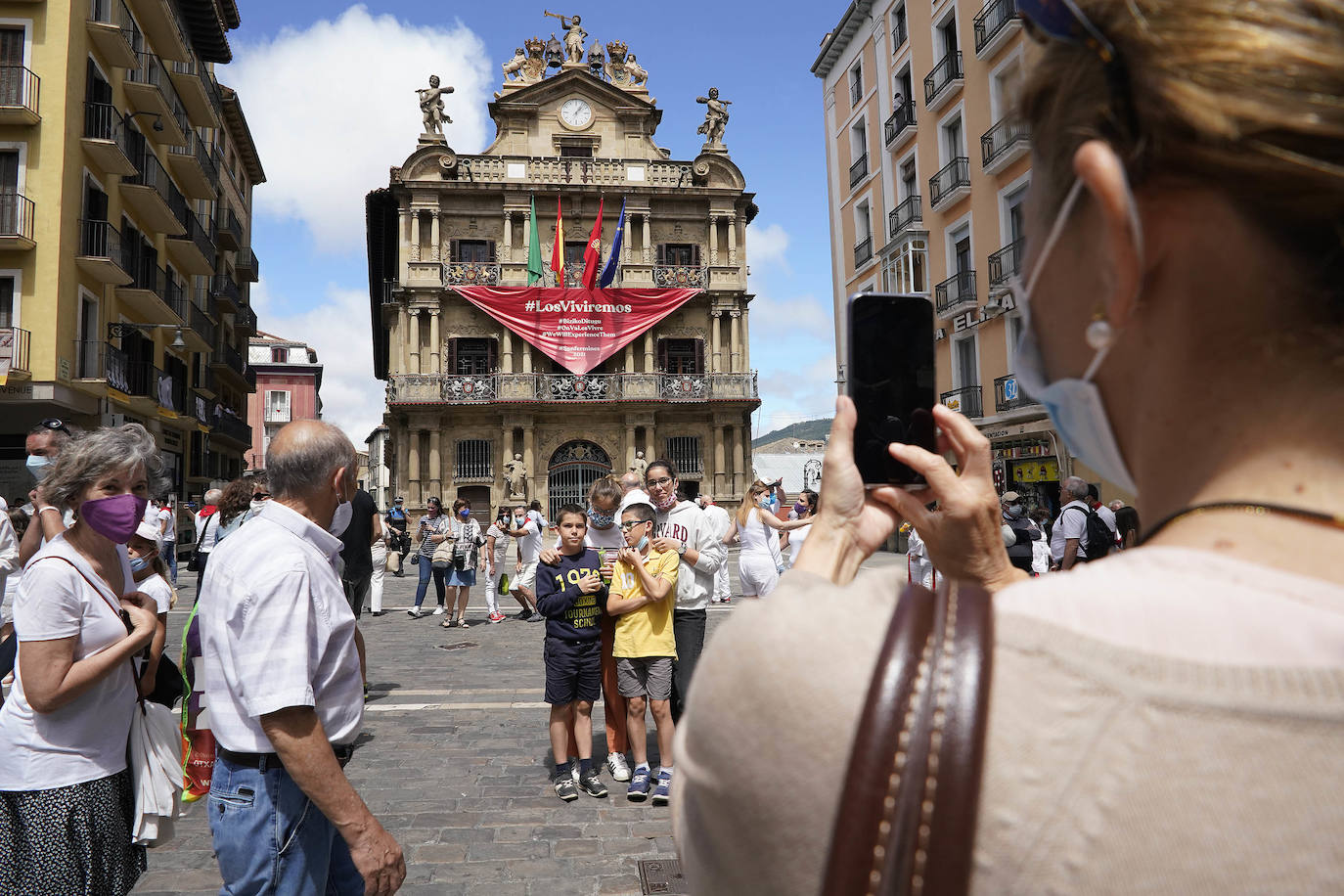 Sus tres patronos (que solo son dos) protegen a los amantes, los peregrinos y los visitantes de la ciudad del Arga. Entre plátanos, cerca del río, Gora San Fermín, Viva San Saturnino, Adelante San Cernín