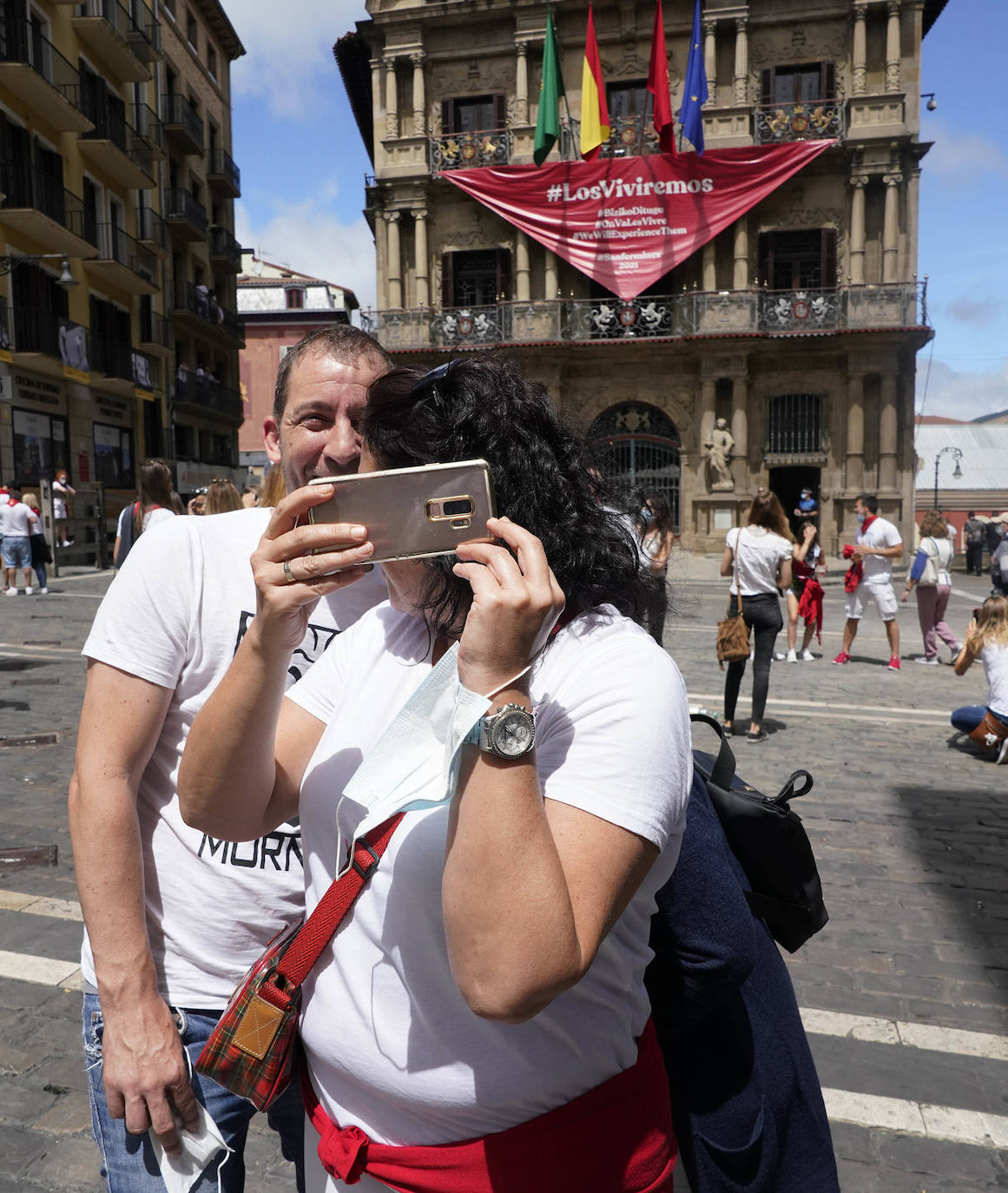 Sus tres patronos (que solo son dos) protegen a los amantes, los peregrinos y los visitantes de la ciudad del Arga. Entre plátanos, cerca del río, Gora San Fermín, Viva San Saturnino, Adelante San Cernín