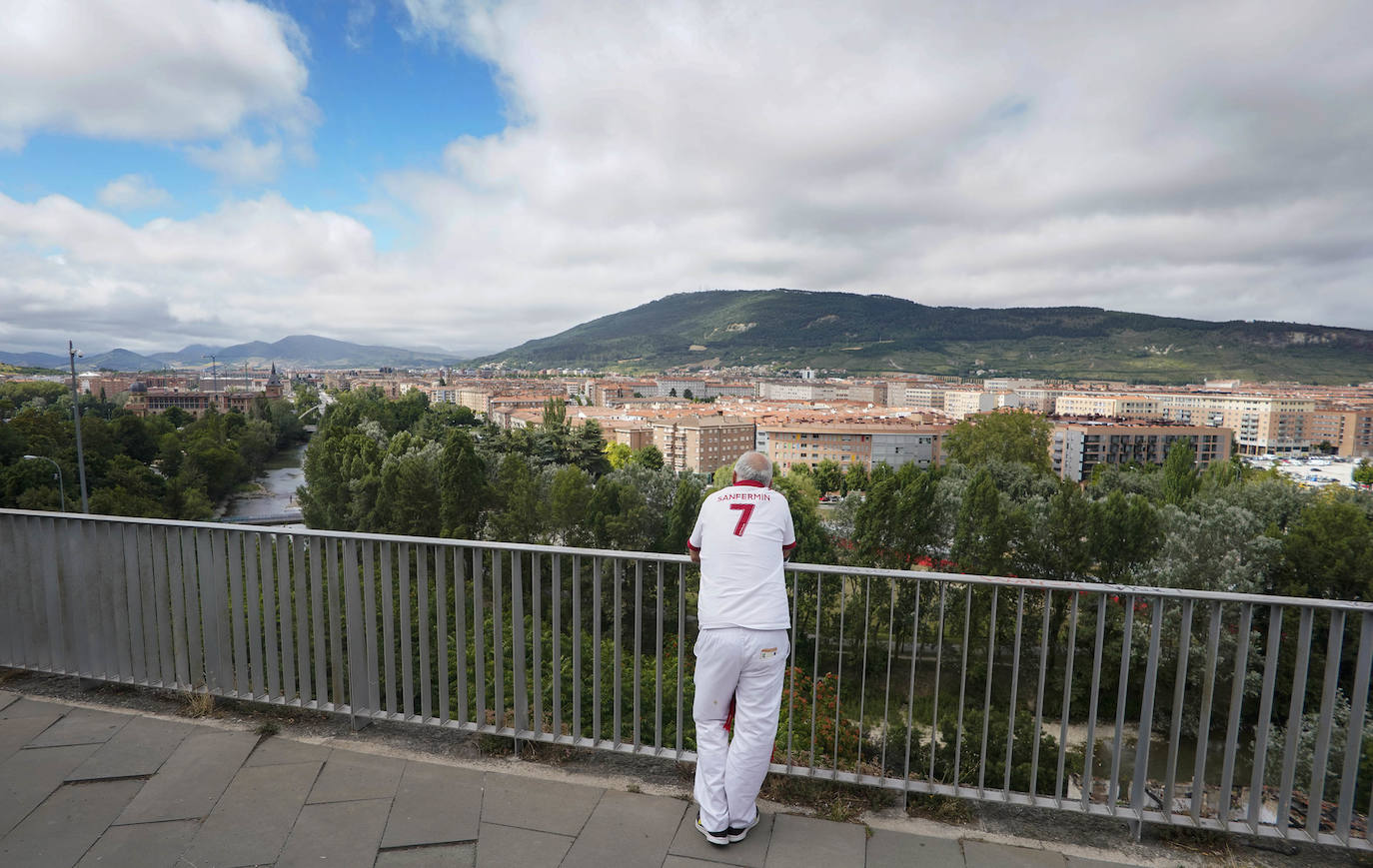 Sus tres patronos (que solo son dos) protegen a los amantes, los peregrinos y los visitantes de la ciudad del Arga. Entre plátanos, cerca del río, Gora San Fermín, Viva San Saturnino, Adelante San Cernín