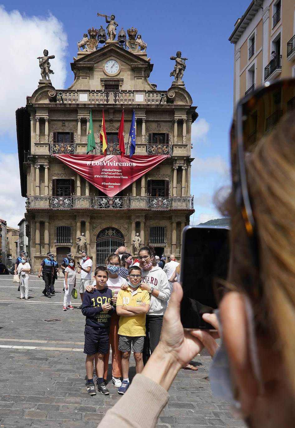 Sus tres patronos (que solo son dos) protegen a los amantes, los peregrinos y los visitantes de la ciudad del Arga. Entre plátanos, cerca del río, Gora San Fermín, Viva San Saturnino, Adelante San Cernín