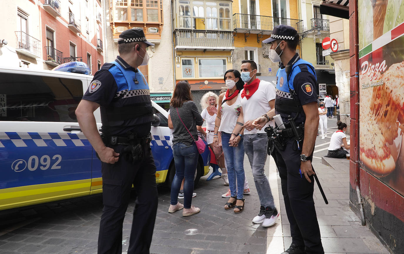 Sus tres patronos (que solo son dos) protegen a los amantes, los peregrinos y los visitantes de la ciudad del Arga. Entre plátanos, cerca del río, Gora San Fermín, Viva San Saturnino, Adelante San Cernín