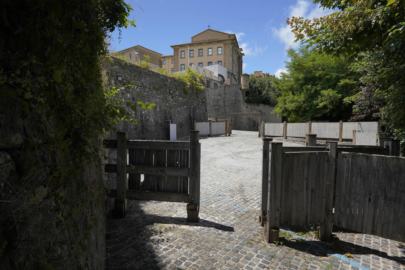 Sus tres patronos (que solo son dos) protegen a los amantes, los peregrinos y los visitantes de la ciudad del Arga. Entre plátanos, cerca del río, Gora San Fermín, Viva San Saturnino, Adelante San Cernín