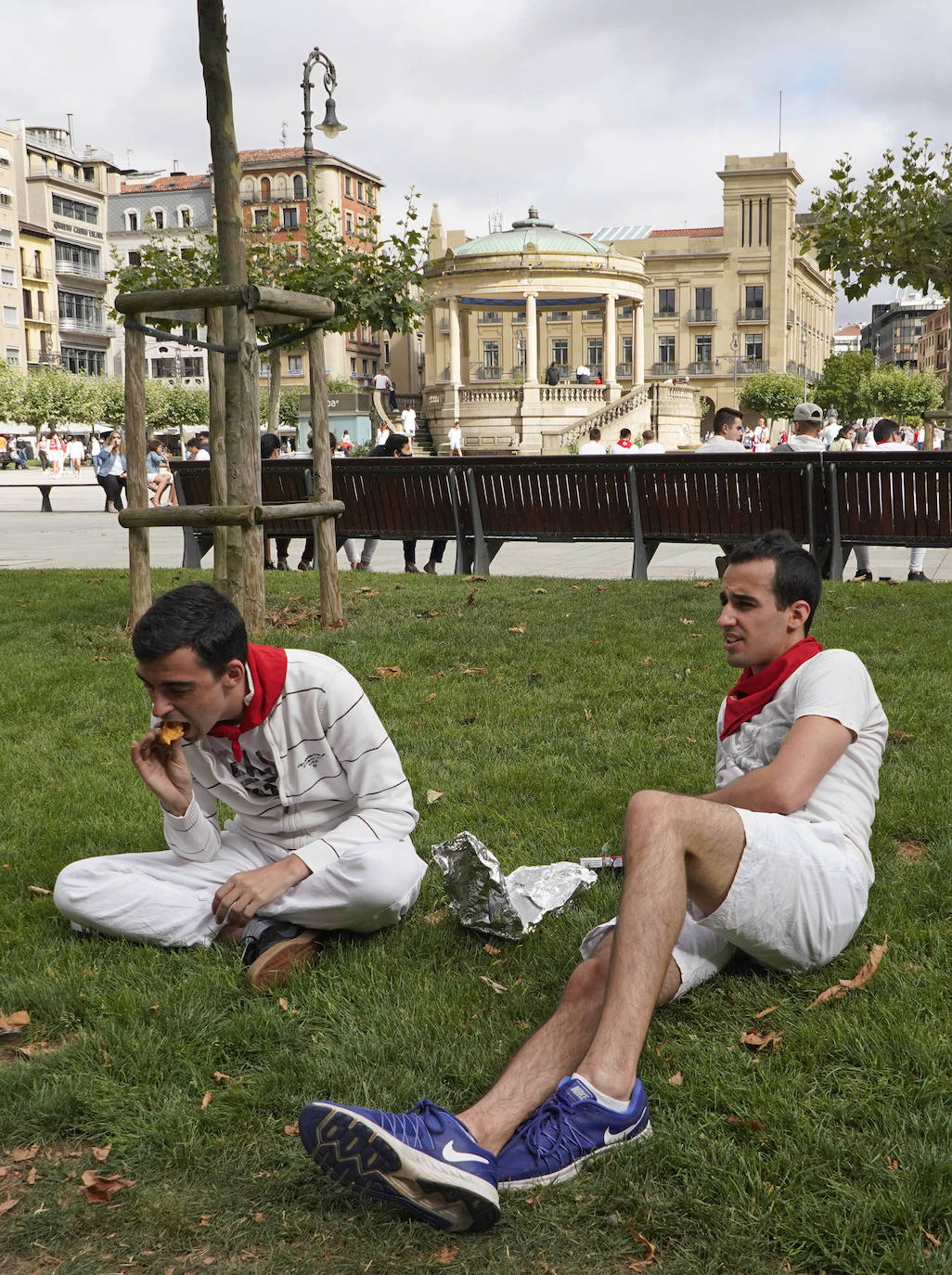 Sus tres patronos (que solo son dos) protegen a los amantes, los peregrinos y los visitantes de la ciudad del Arga. Entre plátanos, cerca del río, Gora San Fermín, Viva San Saturnino, Adelante San Cernín