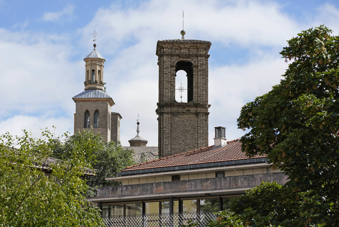 Sus tres patronos (que solo son dos) protegen a los amantes, los peregrinos y los visitantes de la ciudad del Arga. Entre plátanos, cerca del río, Gora San Fermín, Viva San Saturnino, Adelante San Cernín