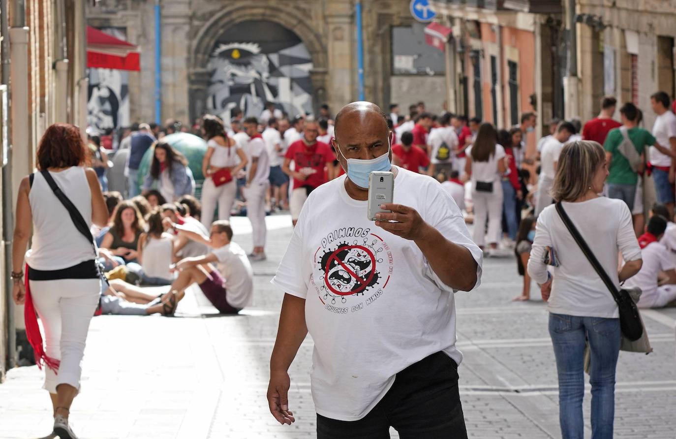Sus tres patronos (que solo son dos) protegen a los amantes, los peregrinos y los visitantes de la ciudad del Arga. Entre plátanos, cerca del río, Gora San Fermín, Viva San Saturnino, Adelante San Cernín