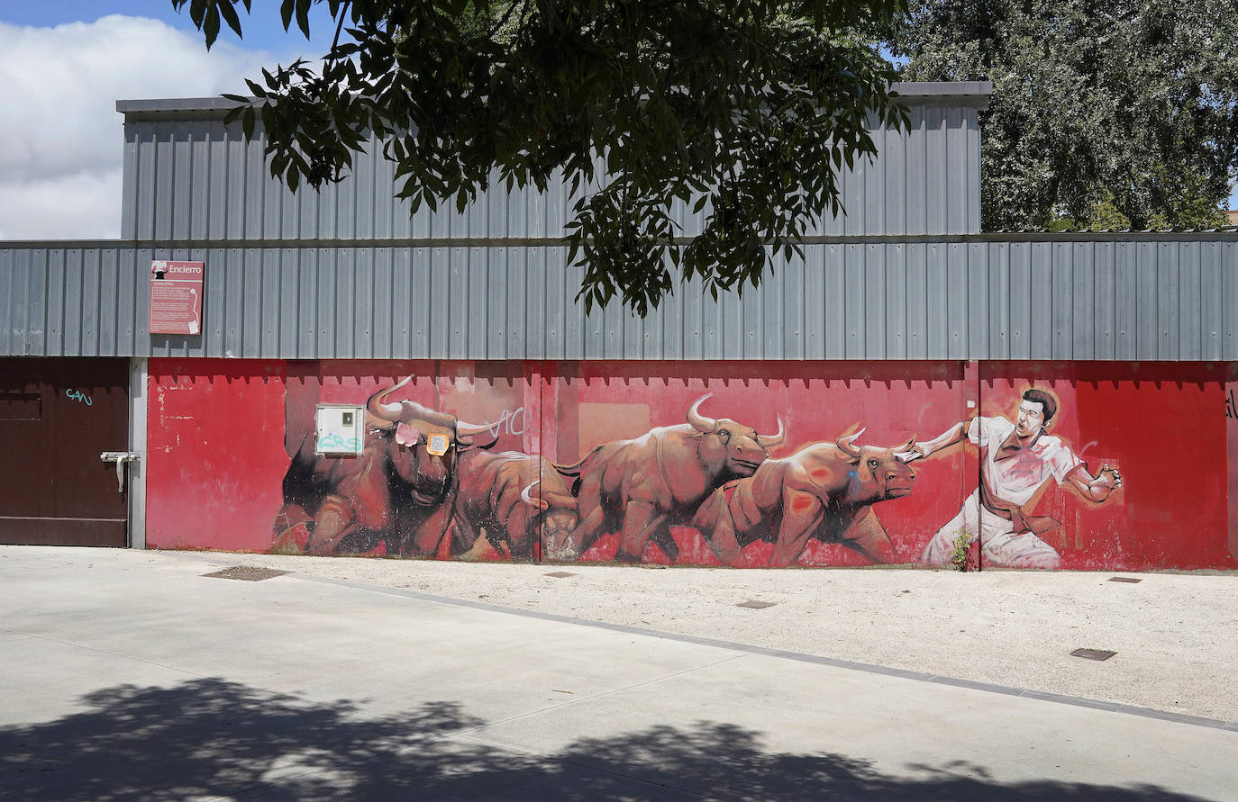 Sus tres patronos (que solo son dos) protegen a los amantes, los peregrinos y los visitantes de la ciudad del Arga. Entre plátanos, cerca del río, Gora San Fermín, Viva San Saturnino, Adelante San Cernín