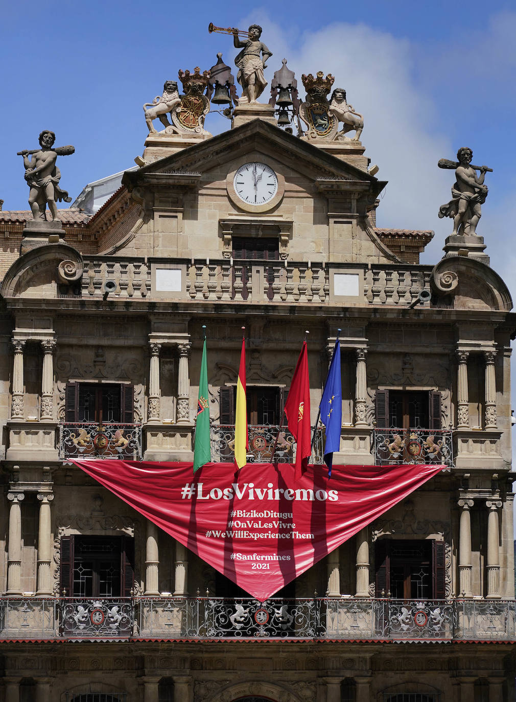 Sus tres patronos (que solo son dos) protegen a los amantes, los peregrinos y los visitantes de la ciudad del Arga. Entre plátanos, cerca del río, Gora San Fermín, Viva San Saturnino, Adelante San Cernín