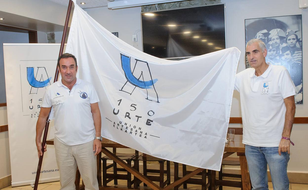 Alberto López, presidente de Kaiarriba, y Alex Naya, tesorero de la Unión Artesana, ayer.