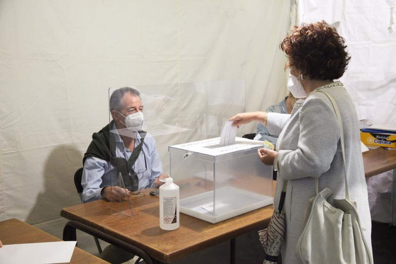 Las diez mesas electorales del municipio guipuzcoano, que sufre desde hace días un brote de covid-19 que afecta a 70 casos positivos, han sido constituidas con normalidad y los primeros vecinos ya han depositado su voto. Con motivo de la pandemia, el Ayuntamiento ha reforzado las medidas para garantizar la seguridad de los 6.996 vecinos llamados a votar. 