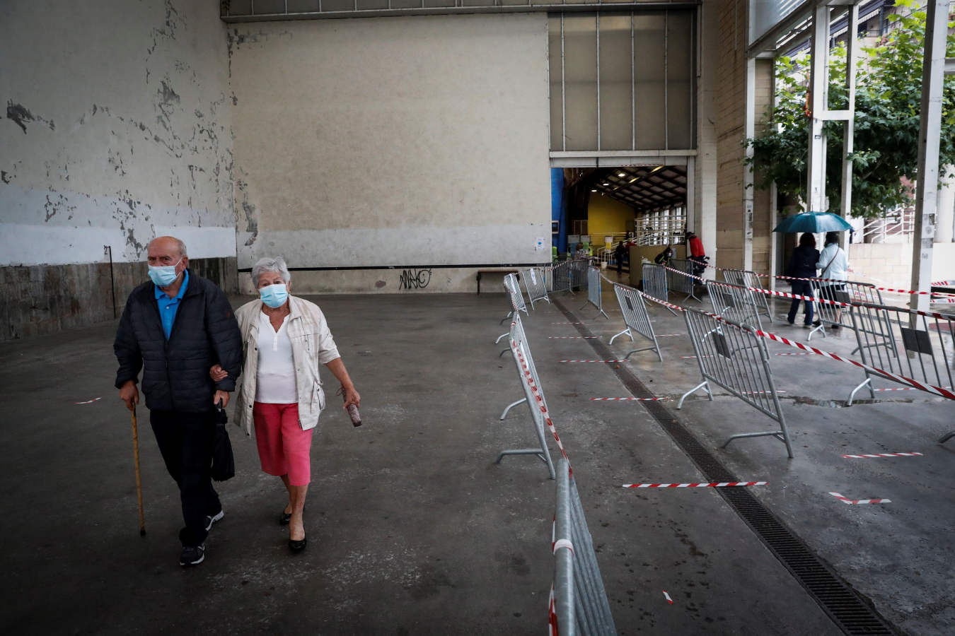 Las diez mesas electorales del municipio guipuzcoano, que sufre desde hace días un brote de covid-19 que afecta a 70 casos positivos, han sido constituidas con normalidad y los primeros vecinos ya han depositado su voto. Con motivo de la pandemia, el Ayuntamiento ha reforzado las medidas para garantizar la seguridad de los 6.996 vecinos llamados a votar. 