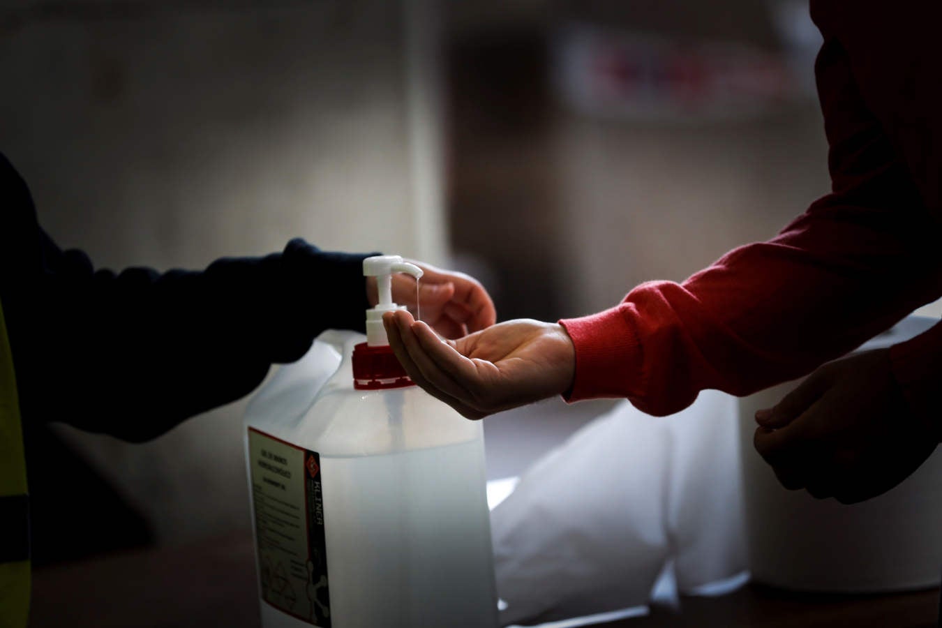 Las diez mesas electorales del municipio guipuzcoano, que sufre desde hace días un brote de covid-19 que afecta a 70 casos positivos, han sido constituidas con normalidad y los primeros vecinos ya han depositado su voto. Con motivo de la pandemia, el Ayuntamiento ha reforzado las medidas para garantizar la seguridad de los 6.996 vecinos llamados a votar. 