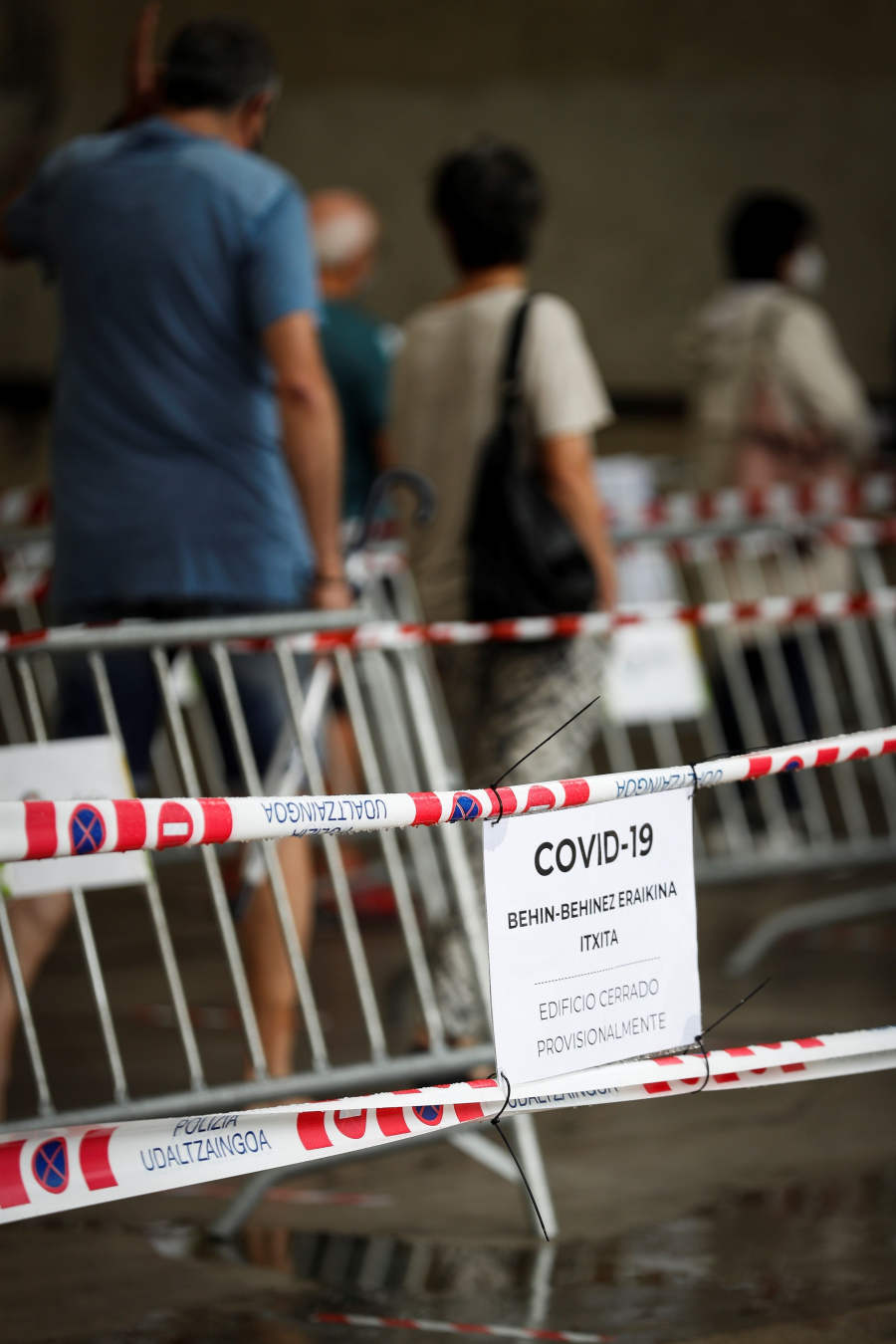 Las diez mesas electorales del municipio guipuzcoano, que sufre desde hace días un brote de covid-19 que afecta a 70 casos positivos, han sido constituidas con normalidad y los primeros vecinos ya han depositado su voto. Con motivo de la pandemia, el Ayuntamiento ha reforzado las medidas para garantizar la seguridad de los 6.996 vecinos llamados a votar. 