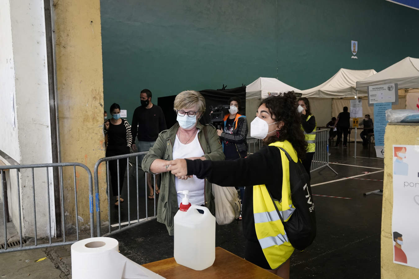 Las diez mesas electorales del municipio guipuzcoano, que sufre desde hace días un brote de covid-19 que afecta a 70 casos positivos, han sido constituidas con normalidad y los primeros vecinos ya han depositado su voto. Con motivo de la pandemia, el Ayuntamiento ha reforzado las medidas para garantizar la seguridad de los 6.996 vecinos llamados a votar. 