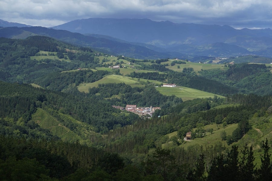 Ambas localidades ofrecen grandes vistas, como la de este caserío de Zaldibia. 