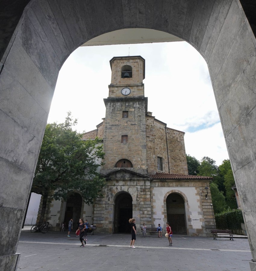 Ambas localidades ofrecen grandes vistas, como la de este caserío de Zaldibia. 