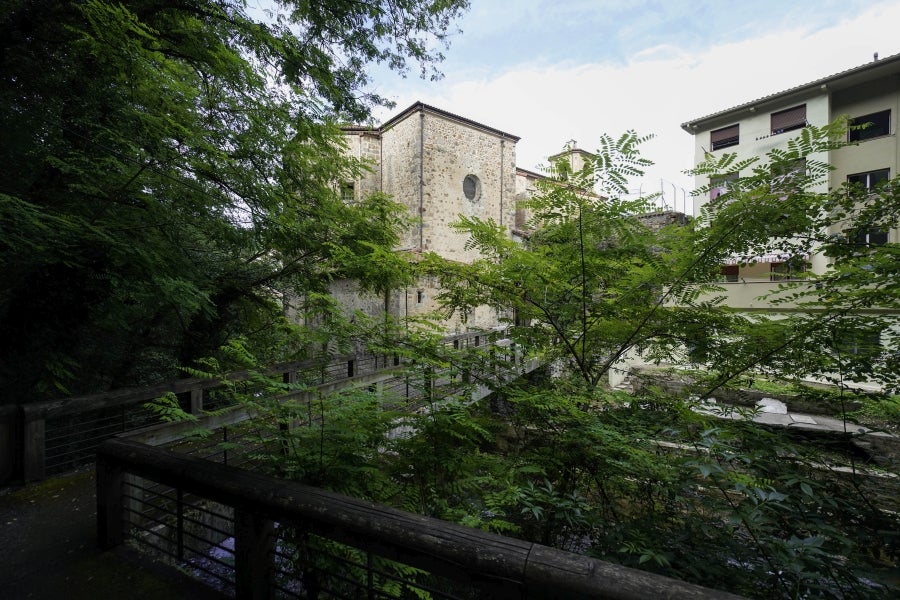 Ambas localidades ofrecen grandes vistas, como la de este caserío de Zaldibia. 