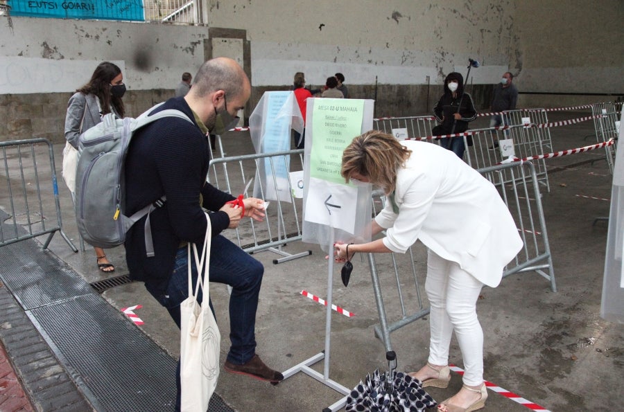 Las diez mesas electorales del municipio guipuzcoano, que sufre desde hace días un brote de covid-19 que afecta a 70 casos positivos, han sido constituidas con normalidad y los primeros vecinos ya han depositado su voto. Con motivo de la pandemia, el Ayuntamiento ha reforzado las medidas para garantizar la seguridad de los 6.996 vecinos llamados a votar. 