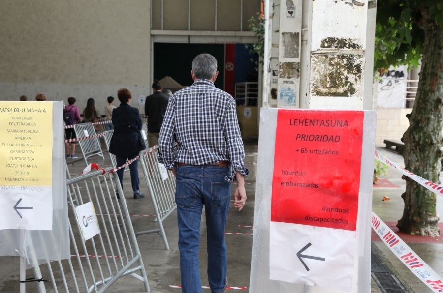 Las diez mesas electorales del municipio guipuzcoano, que sufre desde hace días un brote de covid-19 que afecta a 70 casos positivos, han sido constituidas con normalidad y los primeros vecinos ya han depositado su voto. Con motivo de la pandemia, el Ayuntamiento ha reforzado las medidas para garantizar la seguridad de los 6.996 vecinos llamados a votar. 