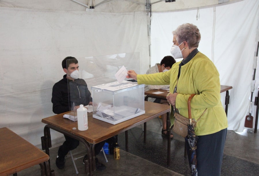 Las diez mesas electorales del municipio guipuzcoano, que sufre desde hace días un brote de covid-19 que afecta a 70 casos positivos, han sido constituidas con normalidad y los primeros vecinos ya han depositado su voto. Con motivo de la pandemia, el Ayuntamiento ha reforzado las medidas para garantizar la seguridad de los 6.996 vecinos llamados a votar. 