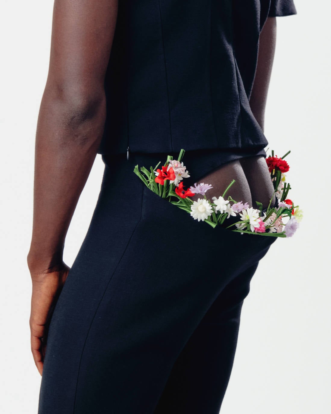 Palomo Spain rinde homenaje al esplendor de la Haute Couture en los años 1950 y 1960 y a sus grandes casas parisinas en una vuelta a los orígenes y a la manufactura de calidad y local. La colección SS21 The Rehearsal se ha confeccionado con una filosofía upcycling, a partir de materiales de archivo con un equipo de taller muy reducido y en tiempo récord debido al contexto actual