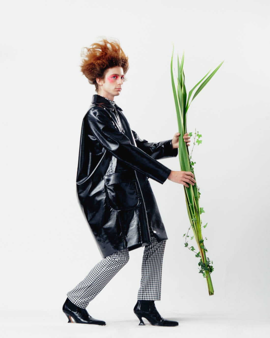 Palomo Spain rinde homenaje al esplendor de la Haute Couture en los años 1950 y 1960 y a sus grandes casas parisinas en una vuelta a los orígenes y a la manufactura de calidad y local. La colección SS21 The Rehearsal se ha confeccionado con una filosofía upcycling, a partir de materiales de archivo con un equipo de taller muy reducido y en tiempo récord debido al contexto actual