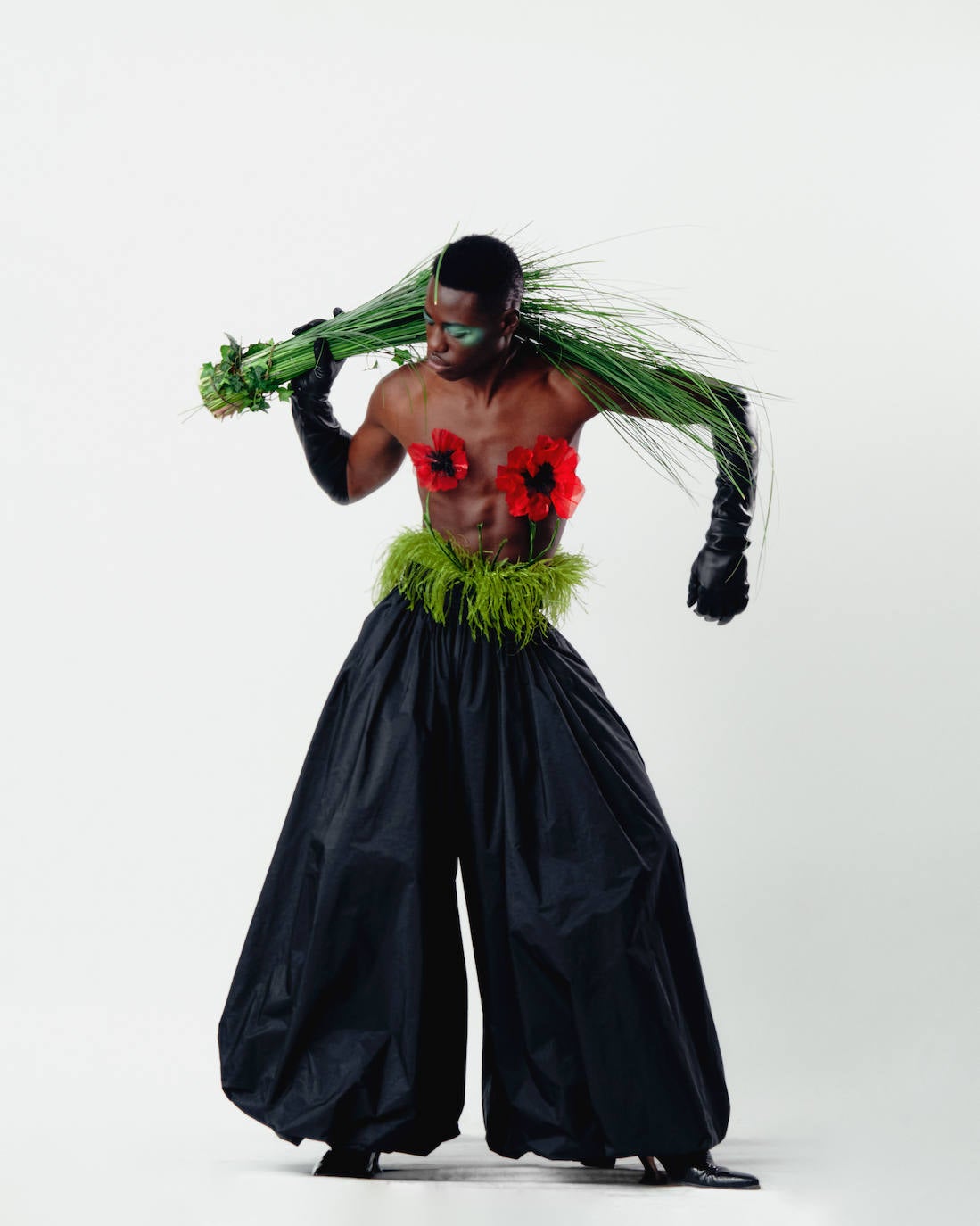 Palomo Spain rinde homenaje al esplendor de la Haute Couture en los años 1950 y 1960 y a sus grandes casas parisinas en una vuelta a los orígenes y a la manufactura de calidad y local. La colección SS21 The Rehearsal se ha confeccionado con una filosofía upcycling, a partir de materiales de archivo con un equipo de taller muy reducido y en tiempo récord debido al contexto actual