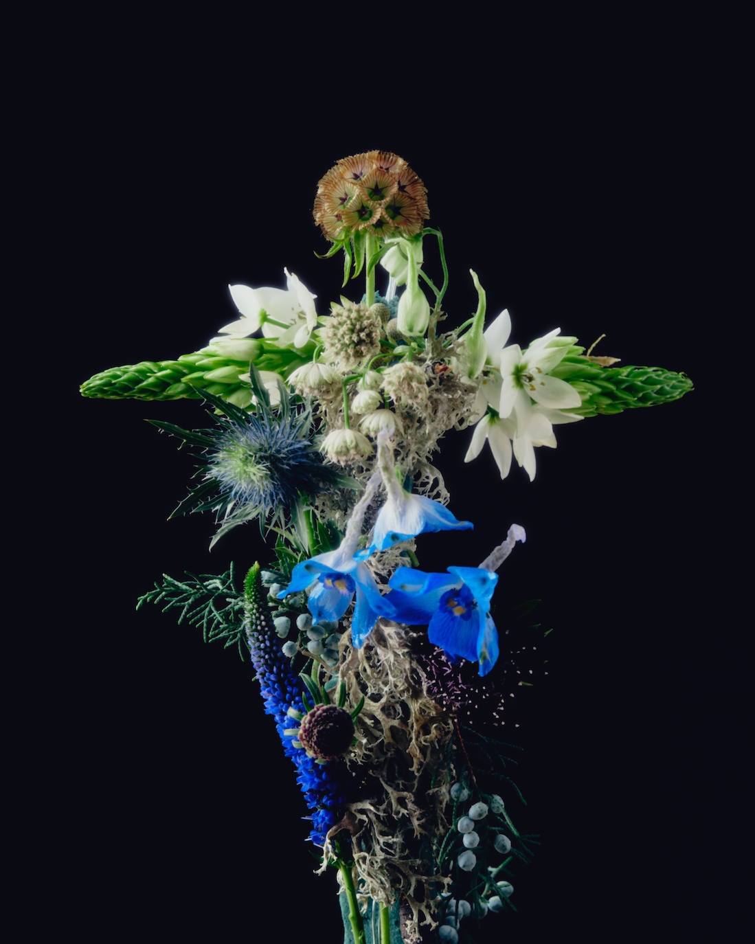 Palomo Spain rinde homenaje al esplendor de la Haute Couture en los años 1950 y 1960 y a sus grandes casas parisinas en una vuelta a los orígenes y a la manufactura de calidad y local. La colección SS21 The Rehearsal se ha confeccionado con una filosofía upcycling, a partir de materiales de archivo con un equipo de taller muy reducido y en tiempo récord debido al contexto actual