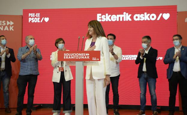 La líder del PSE y candidata a lehendakari, Idoia Mendia, acompañada de la plana mayor del partido ayer en el Bizkaia Aretoa de Bilbao. 