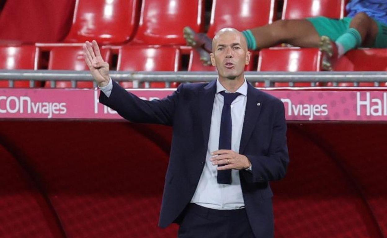 Zinedine Zidane, durante el partido del Madrid contra el Granada. 