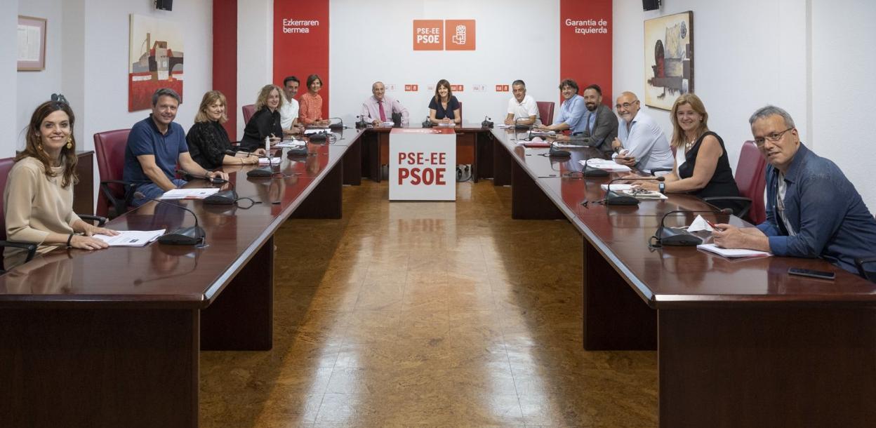 La Comisión Ejecutiva del PSE reunida ayer en Bilbao para analizar los resultados electorales del pasado domingo. 