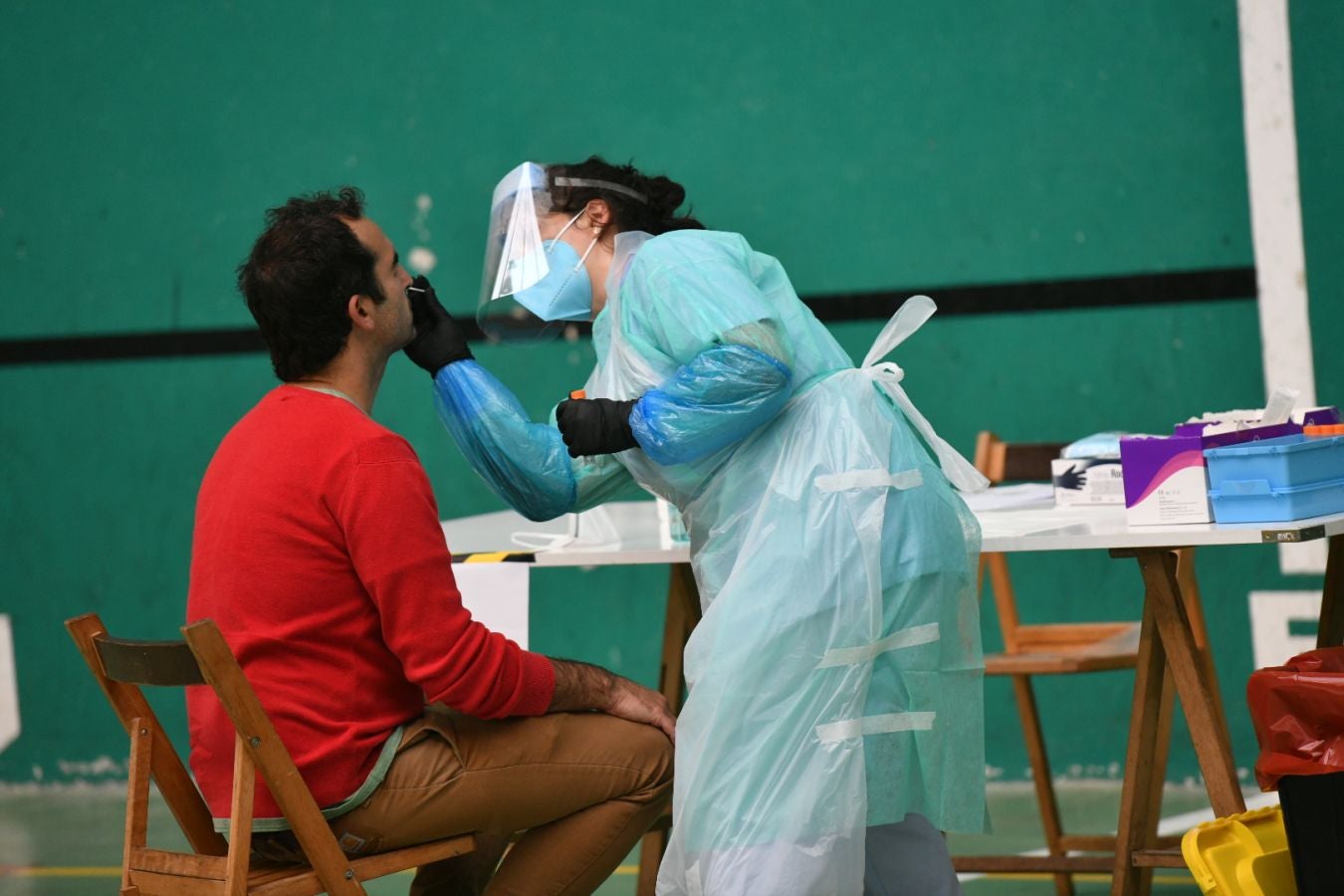 Vecinos de Getaria y de Costa Urola se están realizando la prueba PCR para tratar de evitar la transmisión comunitario del virus tras varios casos que, al parecer, tuvieron su origen en el bar Politena.