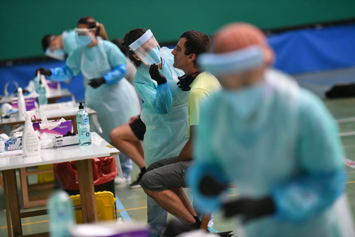 Vecinos de Getaria y de Costa Urola se están realizando la prueba PCR para tratar de evitar la transmisión comunitario del virus tras varios casos que, al parecer, tuvieron su origen en el bar Politena.