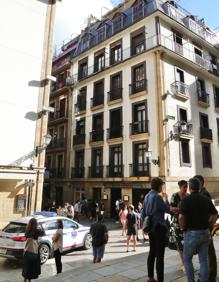 Imagen secundaria 2 - Un hombre se entrega a la Ertzaintza después de atrincherarse en su vivienda de la calle Mayor de Donostia con un arma durante una hora