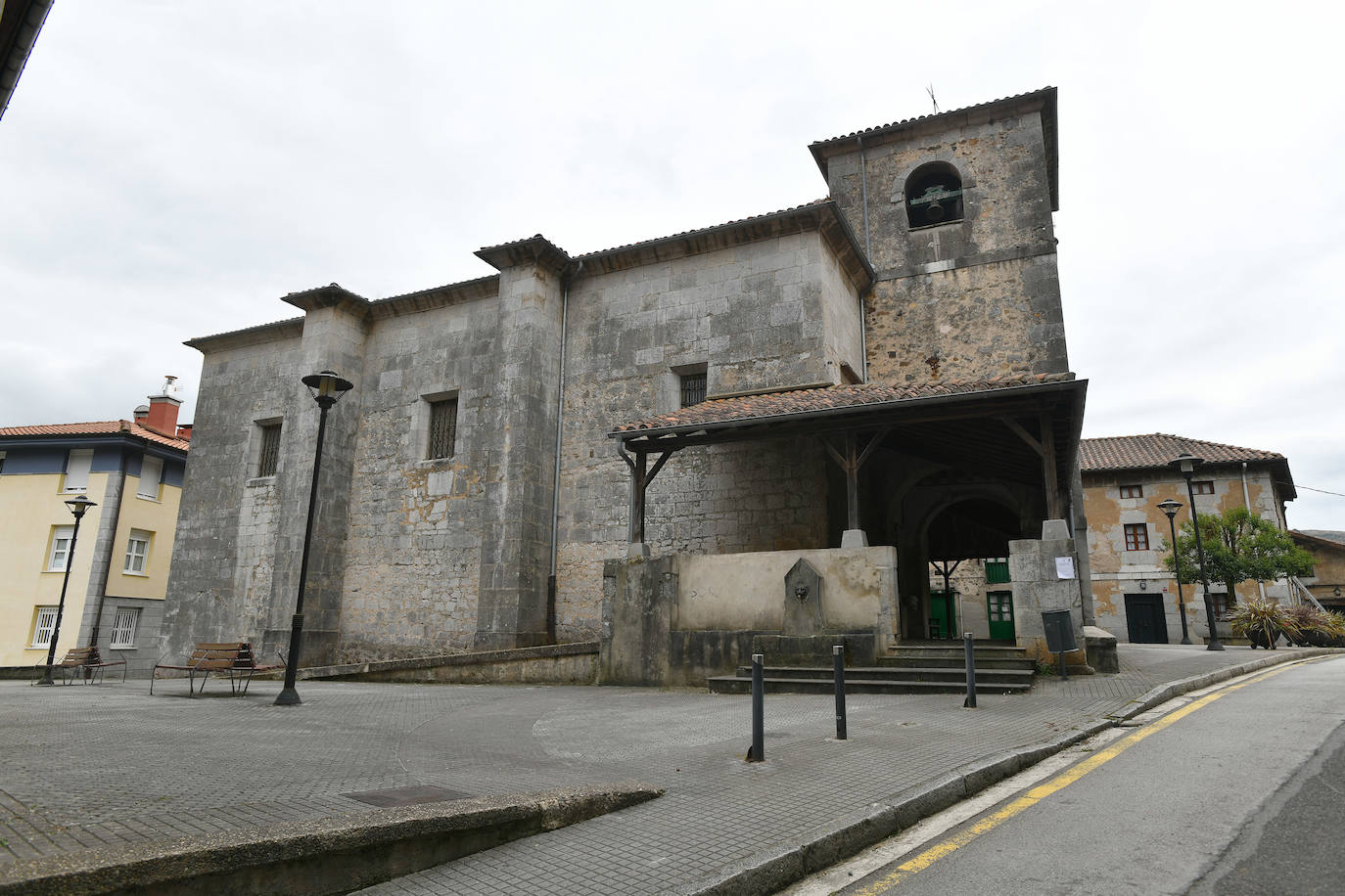 Enclavada en el valle del Kilimon, paraíso de los epeleólogos, y protegida por las sierras de Arno e Izarraitz, Mendaro es conocida por sus chocolates artesanales.