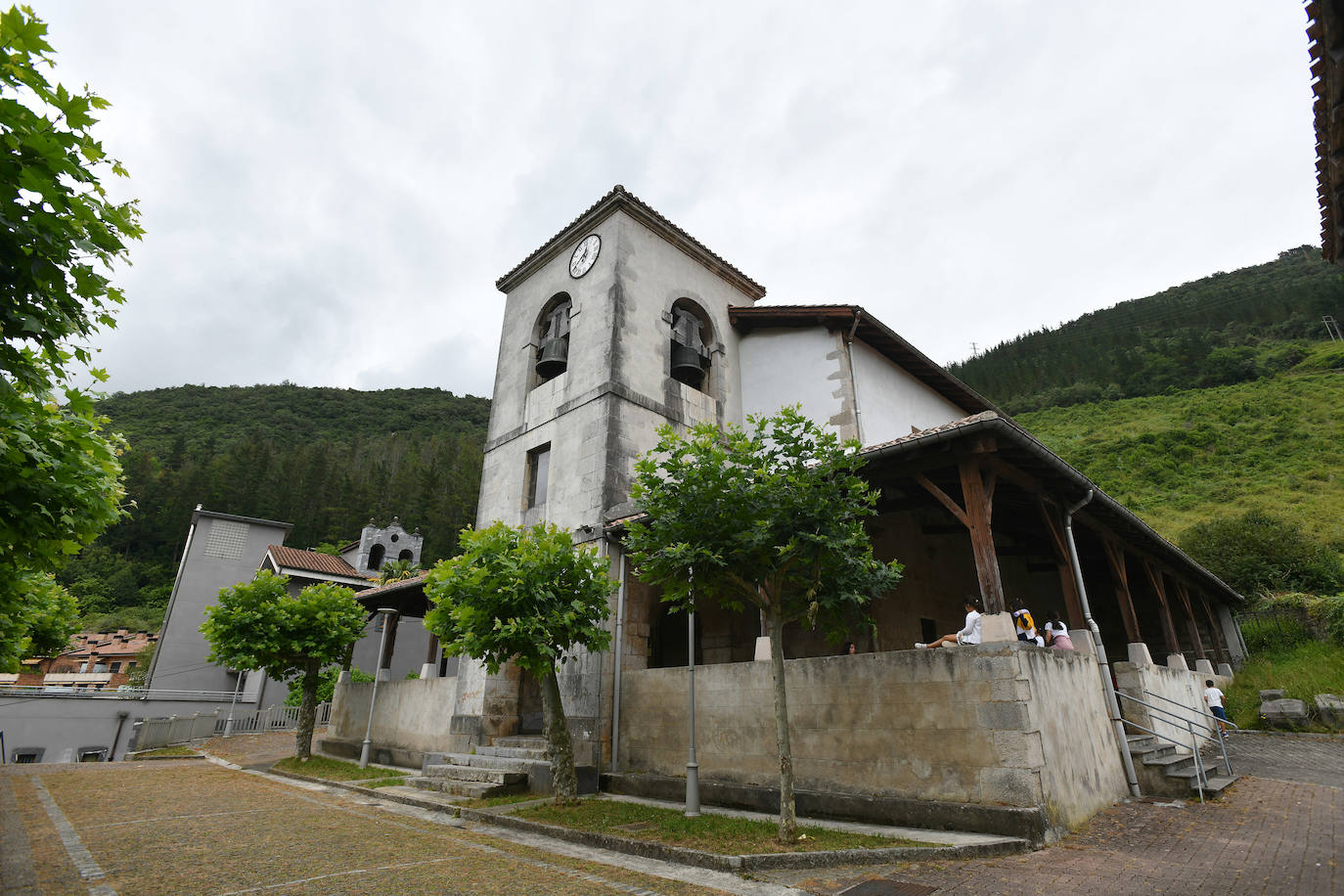 Enclavada en el valle del Kilimon, paraíso de los epeleólogos, y protegida por las sierras de Arno e Izarraitz, Mendaro es conocida por sus chocolates artesanales.
