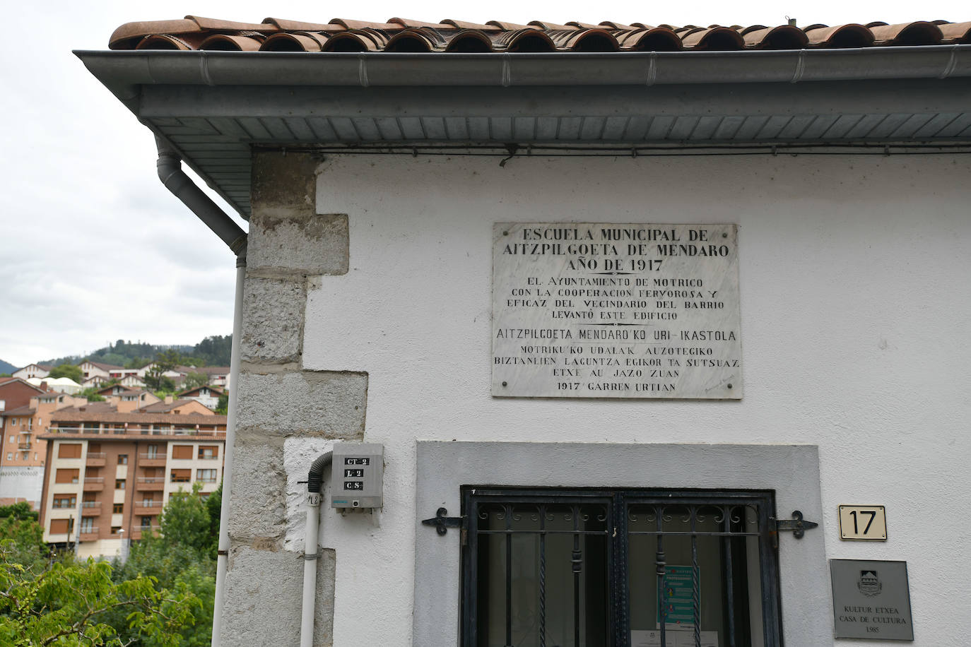 Enclavada en el valle del Kilimon, paraíso de los epeleólogos, y protegida por las sierras de Arno e Izarraitz, Mendaro es conocida por sus chocolates artesanales.