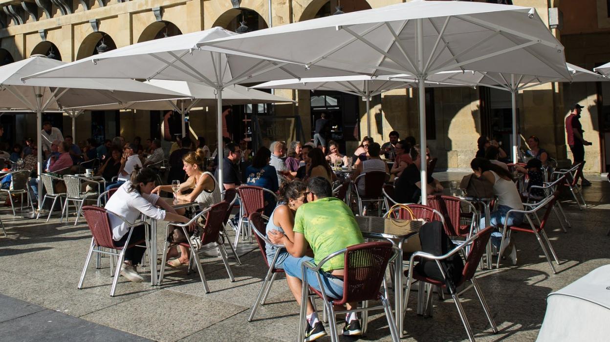 Terraza en la plaza de la Constitución de Donostia. Desde hoy, mascarillas obligatorias también en hostelería, salvo cuando se consuma. 