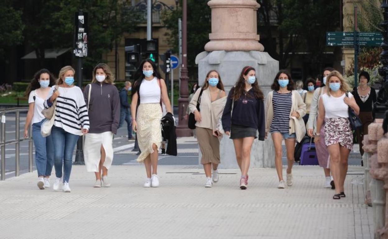 La mascarilla es obligatoria desde hoy en Euskadi. En la imagen, varias jóvenes esta mañana en el centro de la capital donostiarra