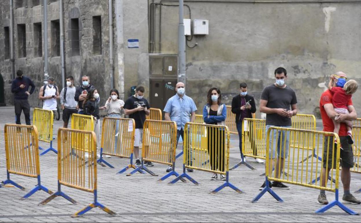 El Servicio Vasco de Salud realizó ayer cerca de 800 pruebas PCR en el frontón Beotibar de Tolosa.