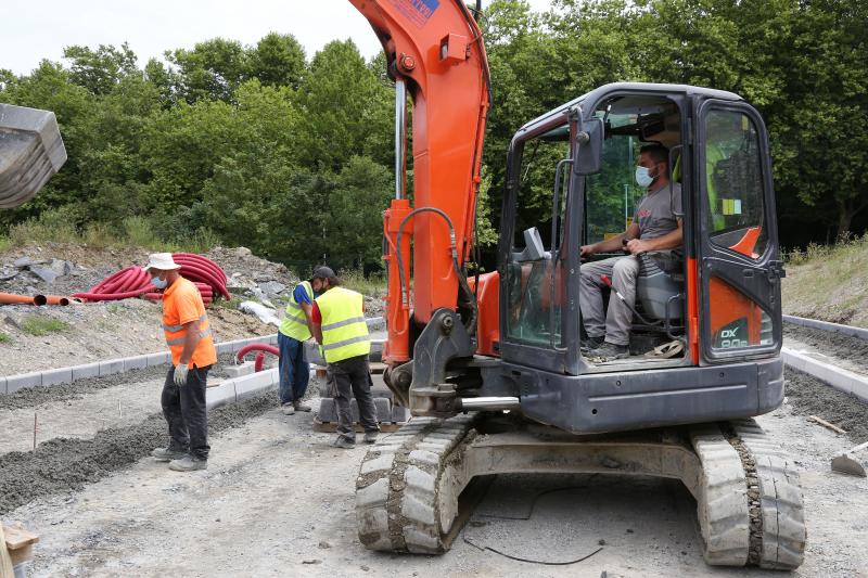 Varios operarios trabajan con la mascarilla puesta en las obras de ampliación de Cocheras de San Sebastián.