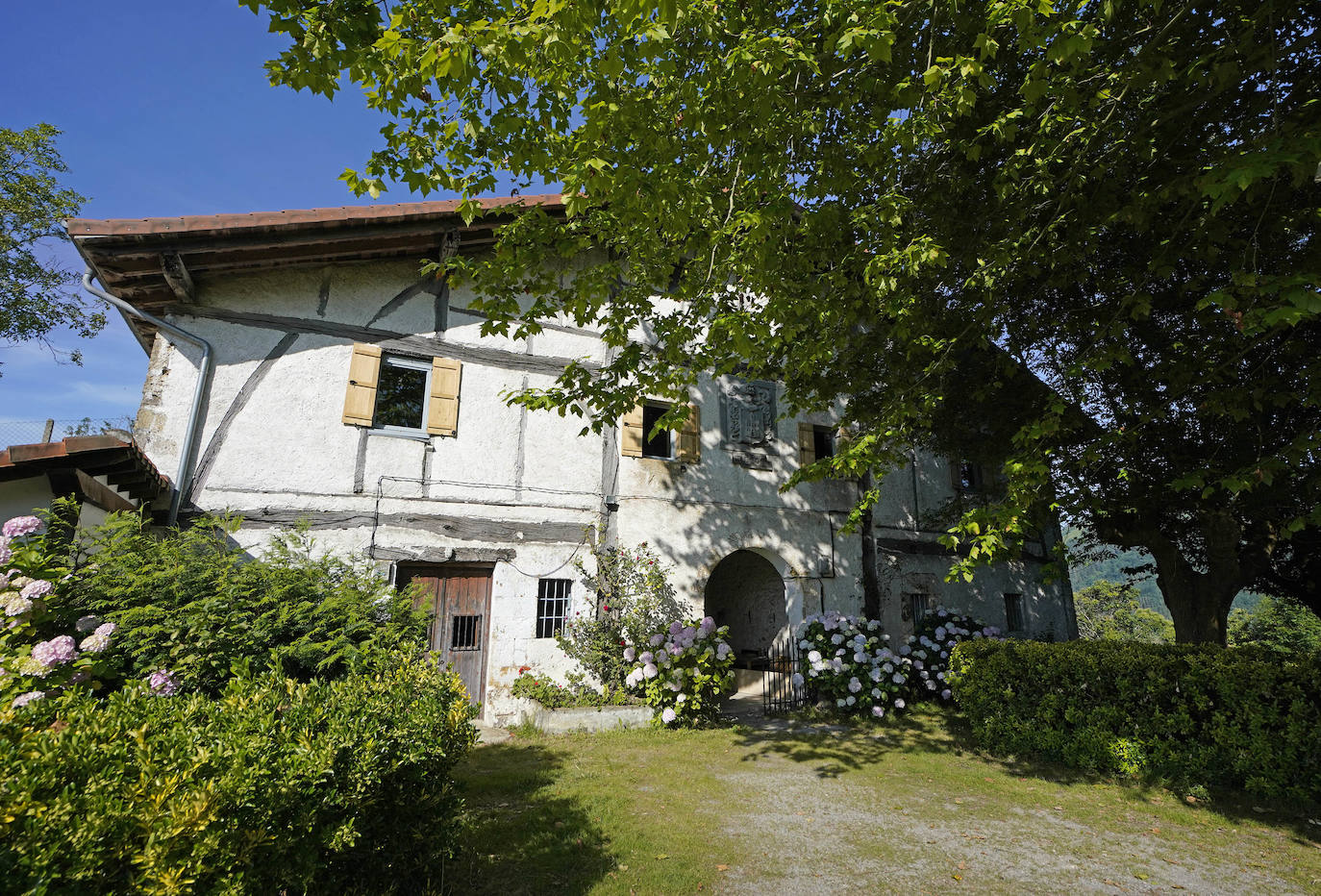Anoeta. Situado a orillas del Oria, con una larga tradición industrial, alberga en sus terrenos el poblado amurallado de Basagain, surgido en el siglo V antes de Cristo