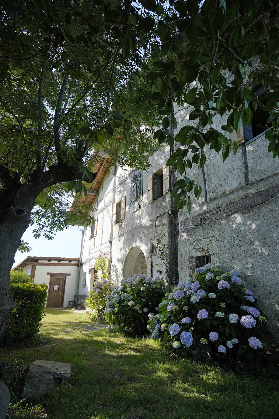 Anoeta. Situado a orillas del Oria, con una larga tradición industrial, alberga en sus terrenos el poblado amurallado de Basagain, surgido en el siglo V antes de Cristo
