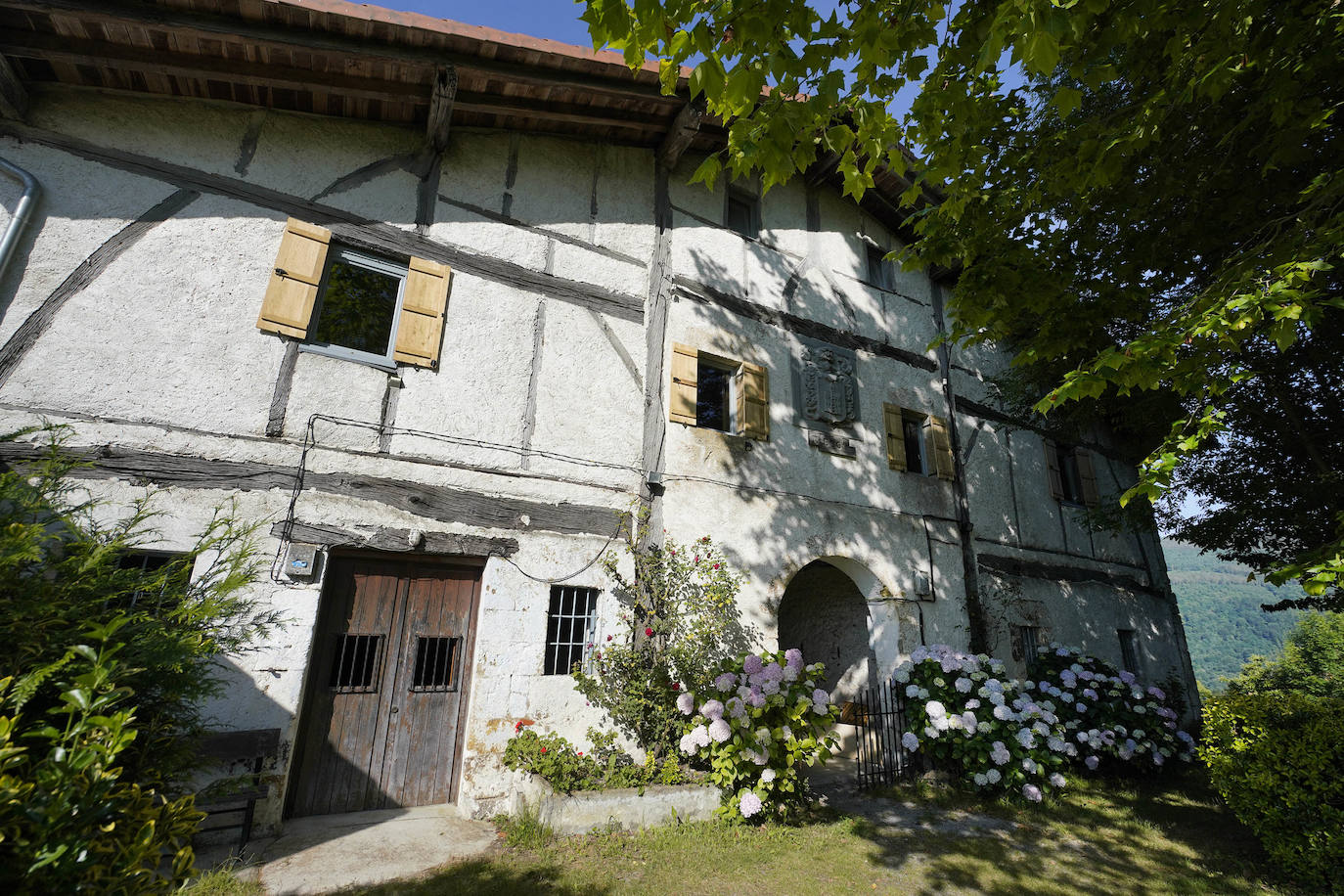 Anoeta. Situado a orillas del Oria, con una larga tradición industrial, alberga en sus terrenos el poblado amurallado de Basagain, surgido en el siglo V antes de Cristo