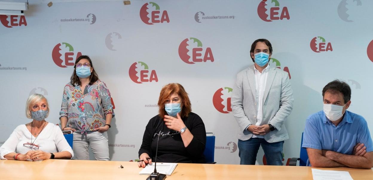 Eba Blanco, junto a los miembros de su junta directiva, en su comparecencia de ayer en Vitoria. 