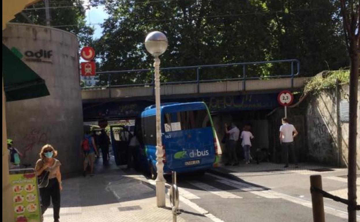 Una camioneta atrapada en el viaducto, el año pasado.