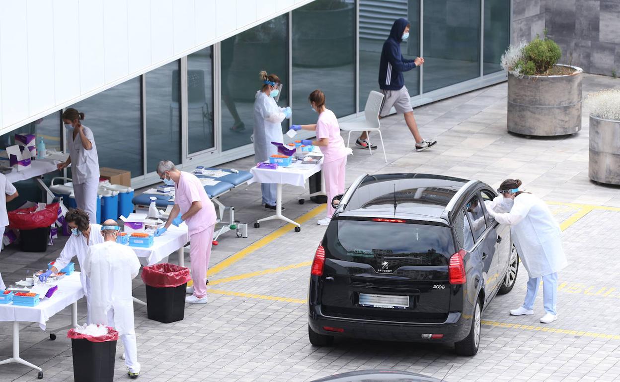 En los exteriores del hospital de Eibar comenzaron ayer a realizarse PCR a vecinos sin que tuvieran que bajarse de sus coches.